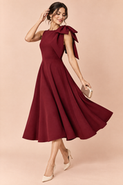 Robe midi bordeaux à encolure asymétrique et manche à nœud | Vue en mouvement | Lounelle Paris
