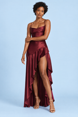 Vestido de cetim borgonha assimétrico com decote drapeado