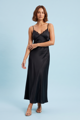 Vestido comprido estilo lingerie preto com decote em V, alças finas e detalhes em renda