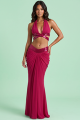 Conjunto magenta ajustado com top halter e saia maxi drapeada