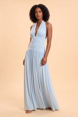 Vestido comprido azul-celeste com decote profundo e detalhe franzido