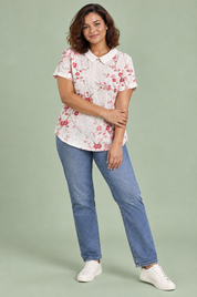 T-shirt écru à imprimé floral et col | Porté sur une silhouette plus ronde | Lounelle Paris