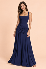 Vestido comprido franzido azul-escuro com decote quadrado