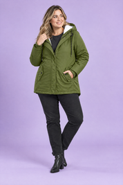Parka kaki oversize à capuche | Porté sur une silhouette plus ronde | Lounelle Paris