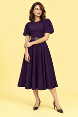 Vestido midi roxo de gola subida e mangas balão