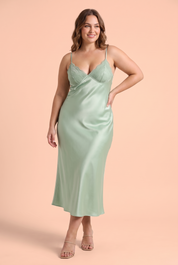 Robe nuisette longue vert menthe à dentelle | Porté sur une silhouette plus ronde | Lounelle Paris