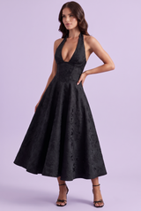 Vestido midi preto evasé em renda floral com decote em V