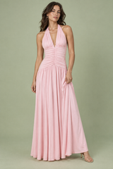 Vestido comprido cor-de-rosa com decote profundo e detalhe franzido
