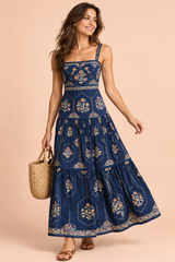 Vestido comprido azul-marinho com estampado floral e saia em camadas