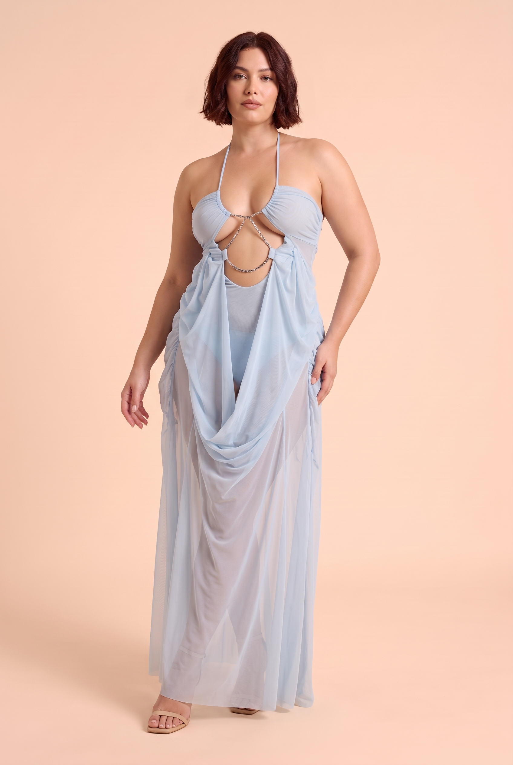 Robe longue bleu clair à encolure américaine, découpes et mesh transparent | Porté sur une silhouette plus ronde | Lounelle Paris