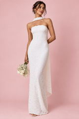 Vestido maxi cai-cai em renda branco com detalhe de lenço