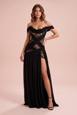 Vestido preto com recortes e decote drapeado