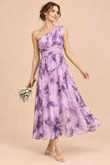 Vestido comprido floral lilás-claro de um ombro só e corte em A