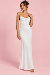 Vestido comprido branco com decote drapeado, costas abertas e inserções de renda