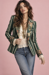 Blazer verde cintado com padrão floral e às riscas