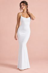 Vestido comprido justo branco com decote drapeado