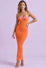 Vestido comprido justo com alças finas em tangerina