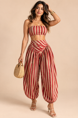 Conjunto vermelho escuro às riscas com pregas