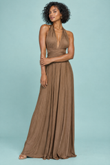 Vestido comprido castanho, de decote halter, transpassado e com detalhe dourado
