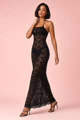 Vestido maxi preto de renda cai-cai com detalhe de lenço