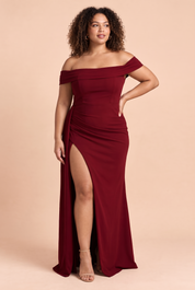Robe longue bordeaux à encolure Bardot, drapée et fendue | Porté sur une silhouette plus ronde | Lounelle Paris