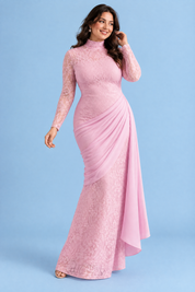 Robe longue moulante en dentelle rose à col montant et jupe drapée | Porté sur une autre silhouette | Lounelle Paris