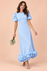 Vestido comprido azul-claro com mangas balão e folhos