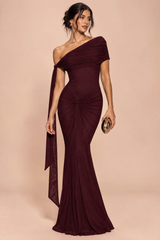 Vestido maxi bordeaux de um ombro, com franzido