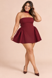 Robe courte bordeaux évasée à dos nu | Porté sur une silhouette plus ronde | Lounelle Paris