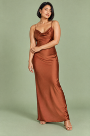 Robe longue satinée marron à col bénitier | Porté sur une silhouette plus ronde | Lounelle Paris