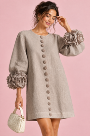 Robe droite grise à manches bouffantes et poignets à volants | Vue rapprochée | Lounelle Paris