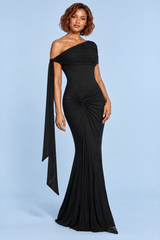 Vestido maxi preto de um ombro, com franzido