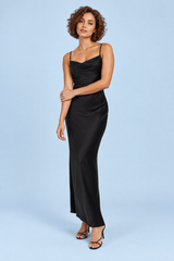 Vestido comprido acetinado preto com decote drapeado e alças finas
