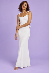 Vestido comprido branco com aplicações florais