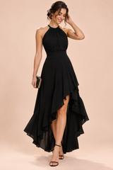 Vestido preto com folhos assimétricos e decote halter