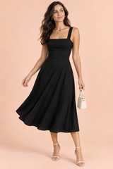 Vestido midi preto evasé com alças finas