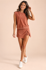 Conjunto de saia terracota sem mangas e com gola redonda