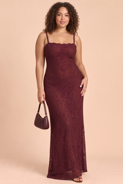 Robe midi moulante en dentelle bordeaux | Porté sur une silhouette plus ronde | Lounelle Paris