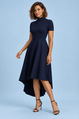 Vestido midi azul-marinho de gola alta e bainha assimétrica