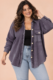 Surchemise violette à bords effilochés | Porté sur une silhouette plus ronde | Lounelle Paris