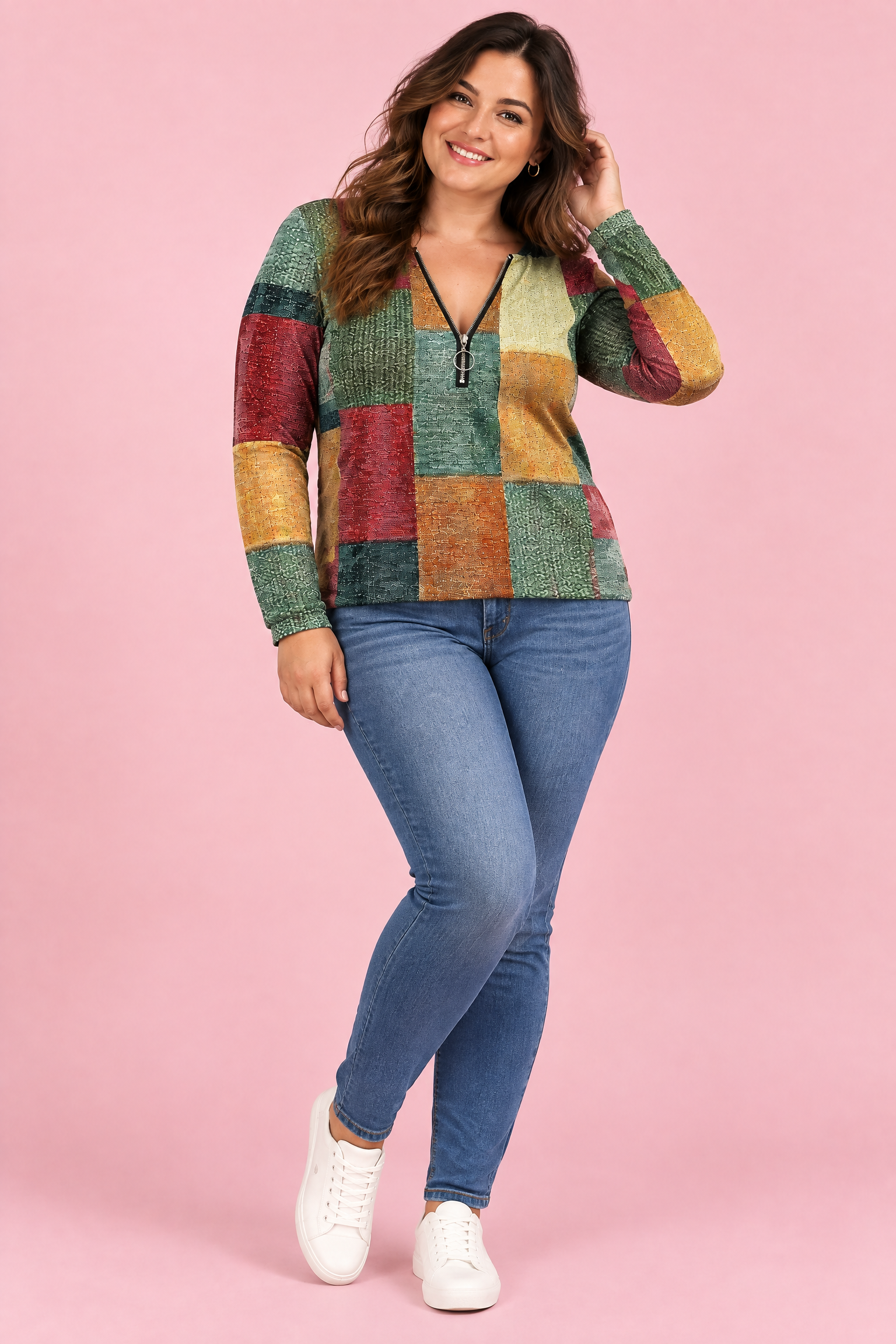 Haut vert zippé à imprimé patchwork | Porté sur une silhouette plus ronde | Lounelle Paris