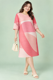 Robe midi trapèze plissée rose | Porté sur une silhouette plus ronde | Lounelle Paris