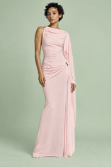 Vestido maxi rosa de gola subida, com detalhes drapeados e mangas-capa