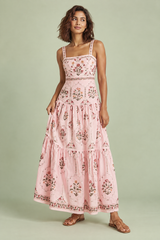 Vestido comprido rosa com estampado floral e saia em camadas