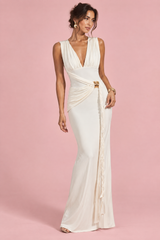 Vestido comprido branco com decote em V profundo, detalhes franzidos e detalhe dourado