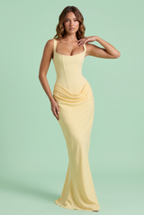 Vestido comprido amarelo com franzido e decote quadrado