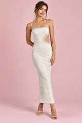 Vestido maxi branco de renda com decote cai-cai