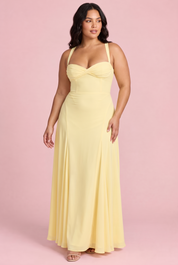 Robe longue jaune vif à fronces et décolleté cœur | Porté sur une silhouette plus ronde | Lounelle Paris