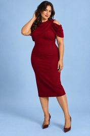 Robe midi moulante Berry avec cape drapée — Rouge foncé | Porté sur une silhouette plus ronde | Lounelle Paris