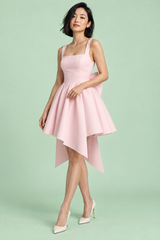 Vestido curto rosa de corte evasé sem mangas com decote quadrado